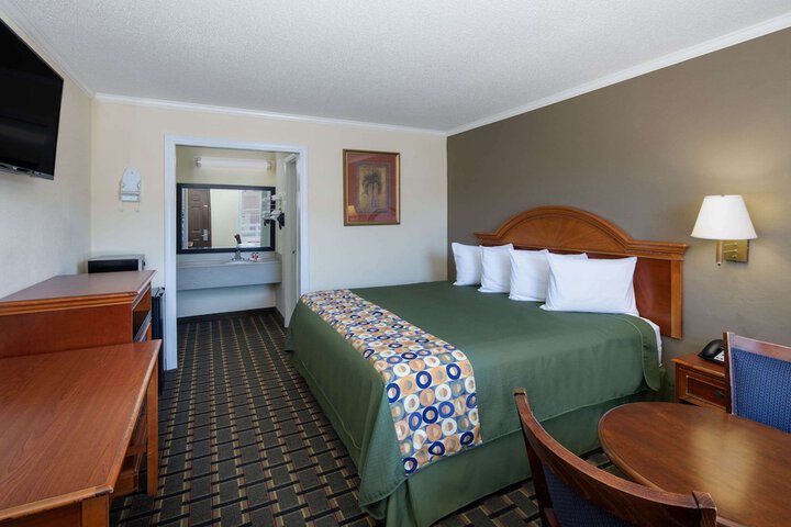 1 King Bed (9 of 12)