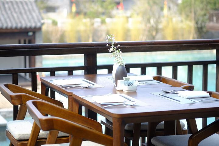 Dining 3 of 7