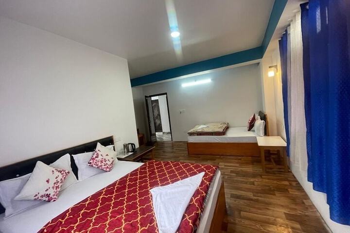 Room 4 of 12