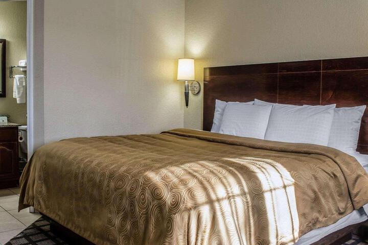 1 King Bed Efficiency (3 of 19)