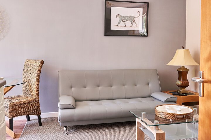 Lounge 22 of 32