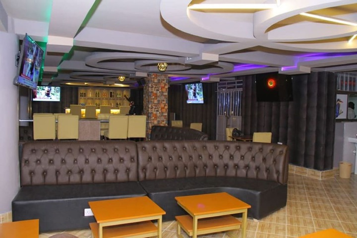 Lounge 8 of 10