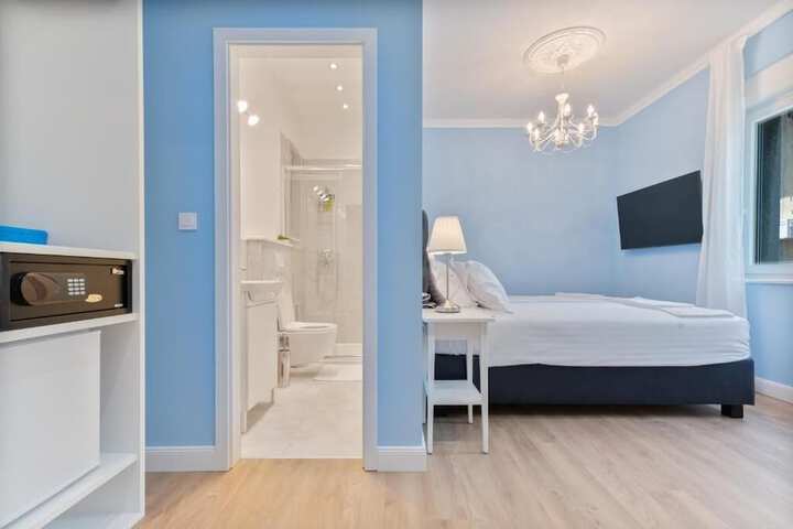 Room 16 of 36