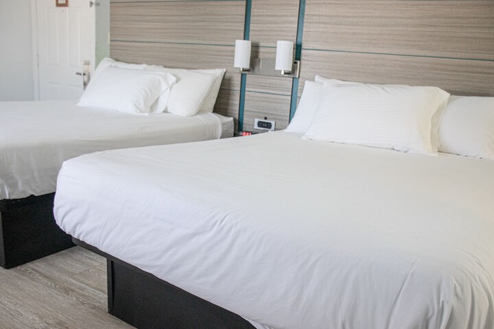 Double Deluxe King Bed (14 of 14)