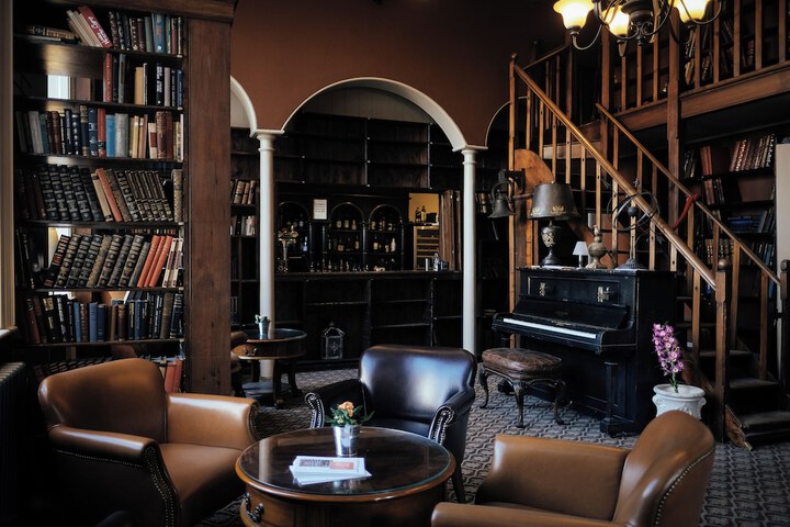Lounge 33 of 59