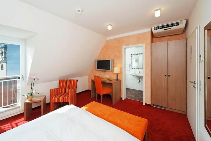 Room 9 of 32