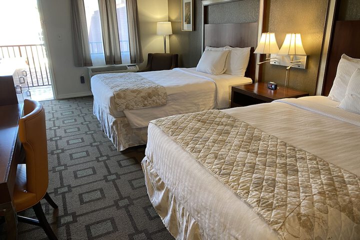 Deluxe Room 2 Queen Beds Refrigerator, Microwave Courtyard Area (14 of 18)
