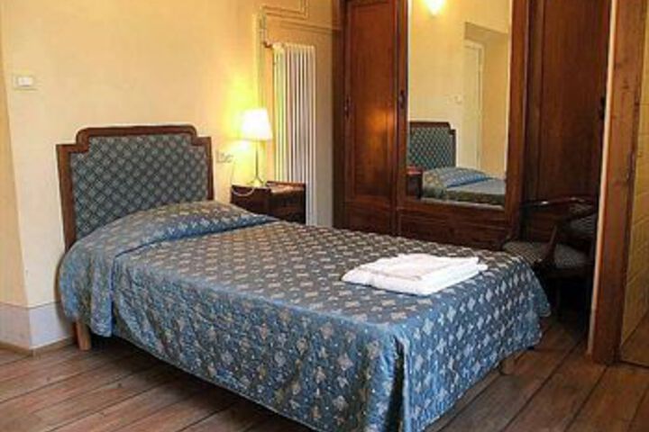 Room 9 of 33