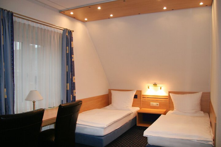Room 10 of 36