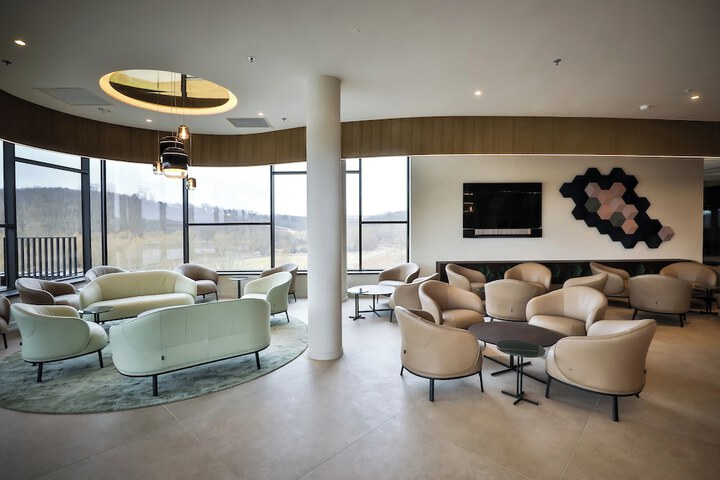 Lounge 110 of 117