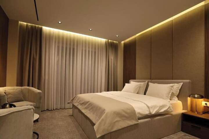 Room 4 of 16
