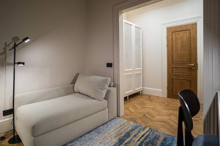 Room 18 of 90