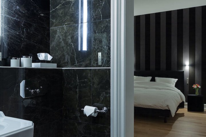 Room 14 of 33