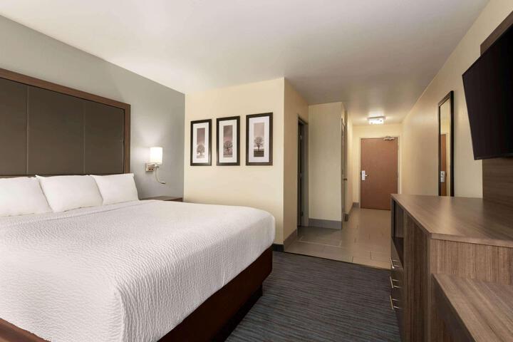 1 Queen Bed (6 of 8)