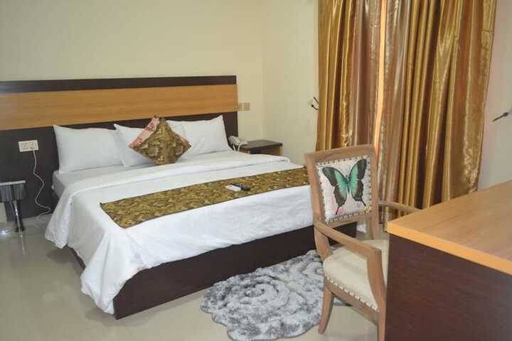 Room 7 of 16