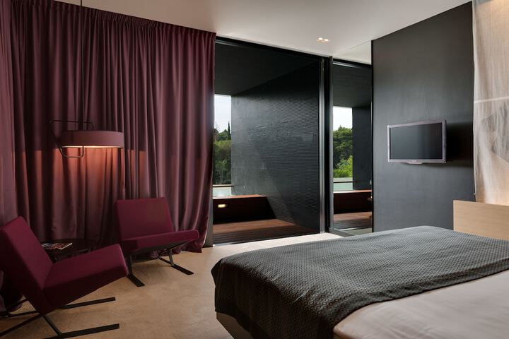 Room 33 of 120