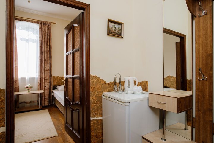 Room 7 of 16