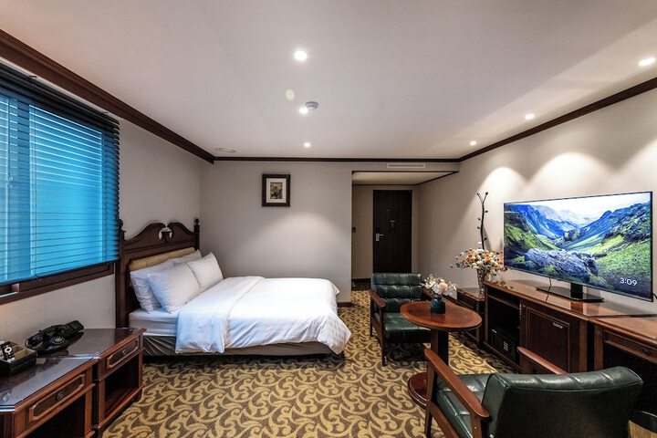 Room 28 of 100