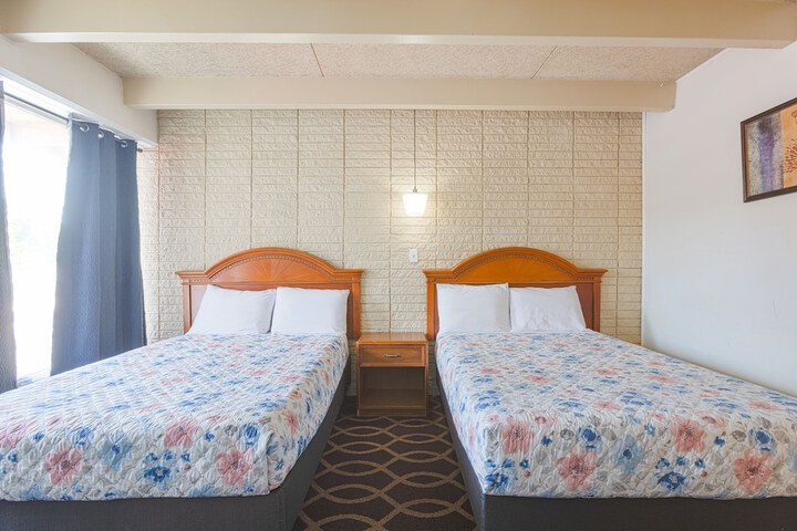1 Queen Bed (3 of 26)