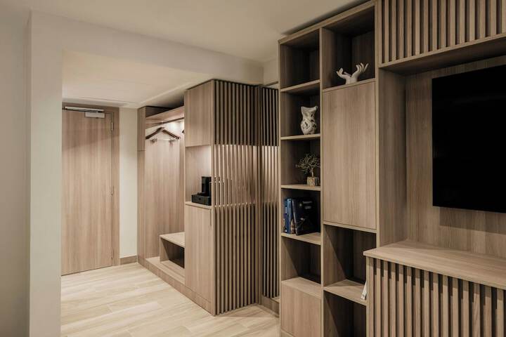 Room 46 of 102