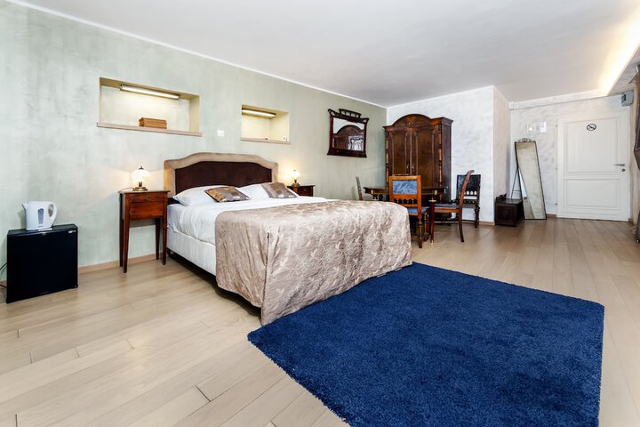 Room 10 of 62