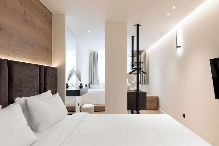 Room 7 of 16