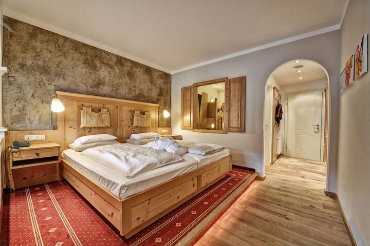Room 4 of 80