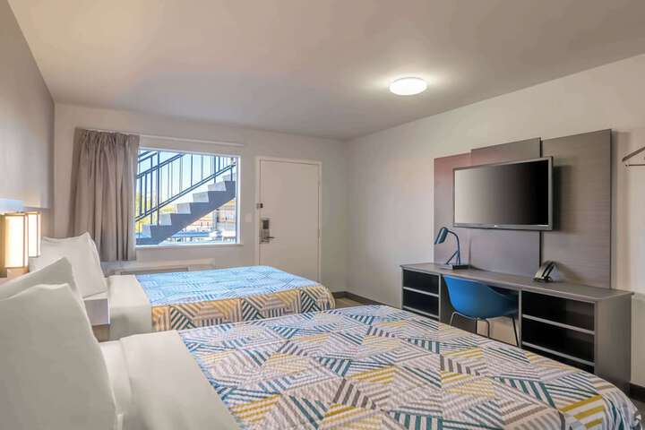 Deluxe Room 2 Double Beds Refrigerator, Microwave (10 of 10)