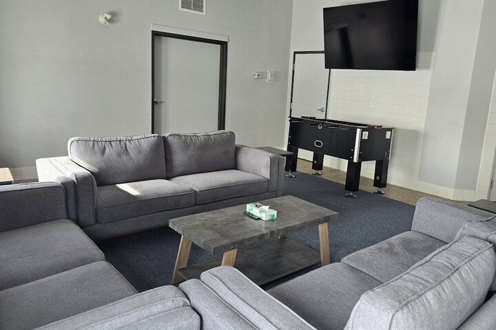 Lounge 28 of 30