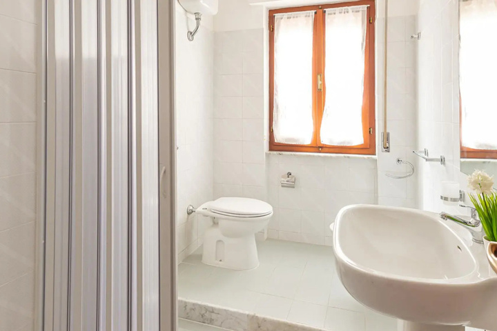 Room 6 of 12