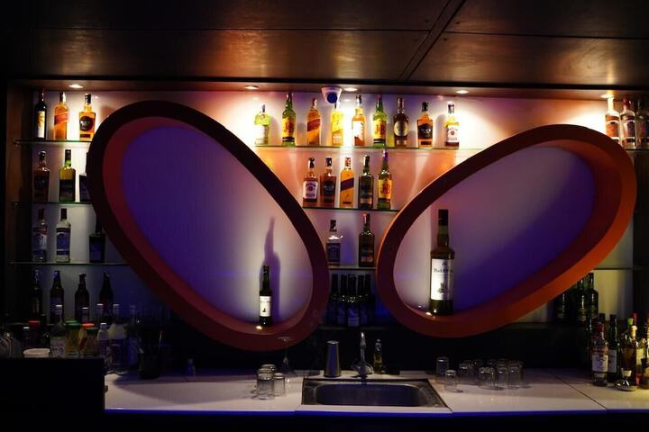Lounge 21 of 22