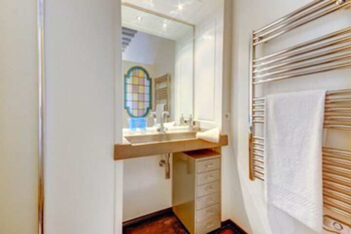 Room 2 of 17