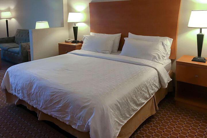 1 King Bed (2 of 27)