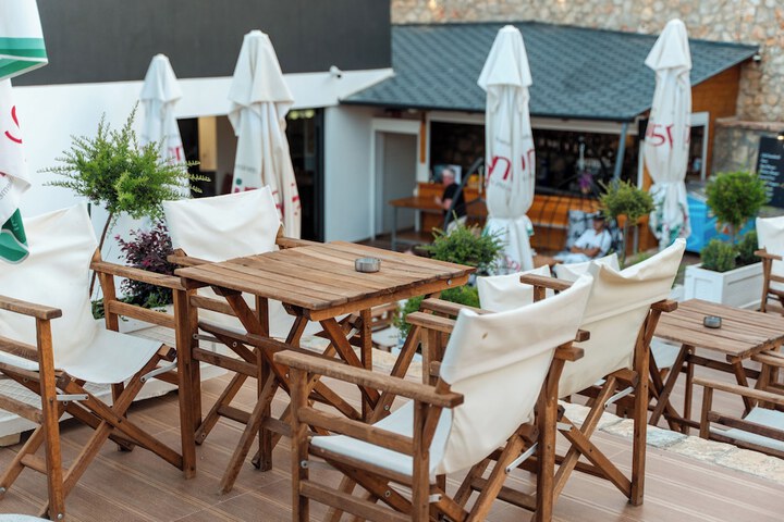 Lounge 94 of 146