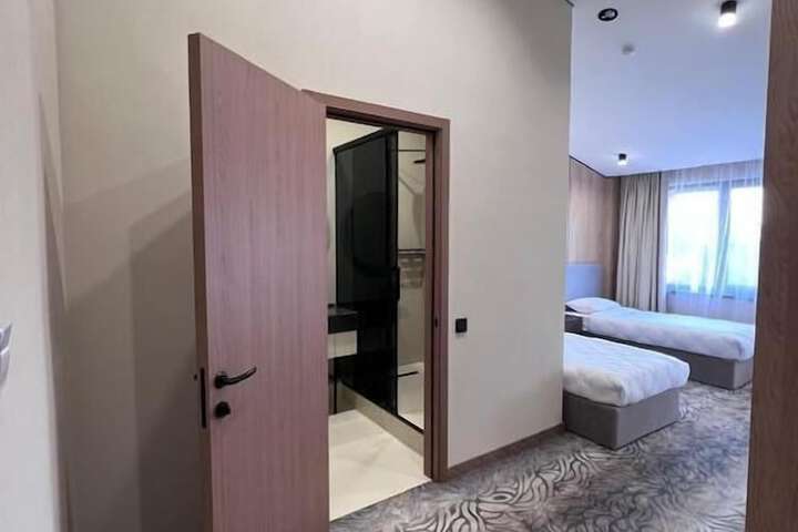 Room 10 of 33