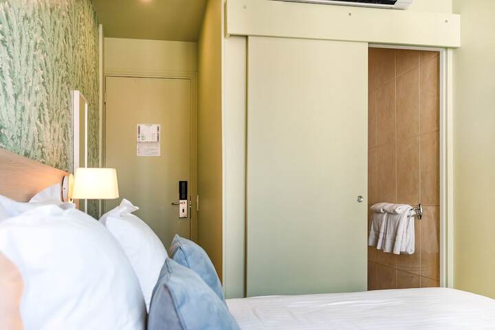 Room 32 of 102