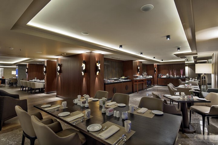 Lounge 200 of 243