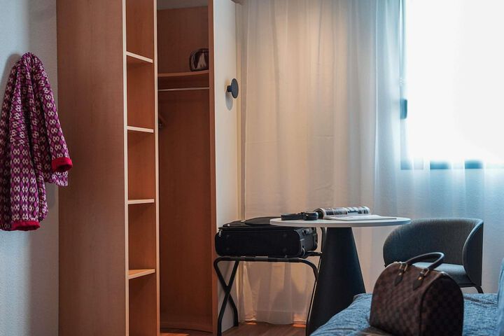 Room 28 of 125