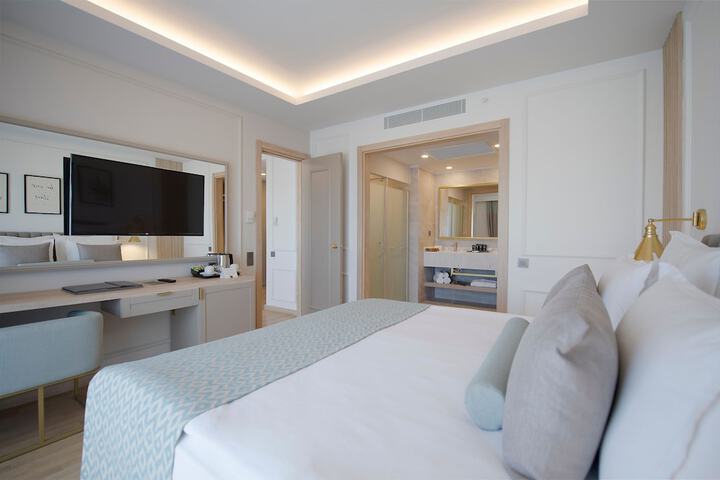 Room 44 of 203