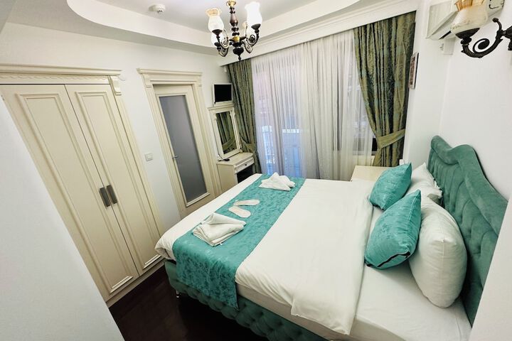 Room 5 of 17