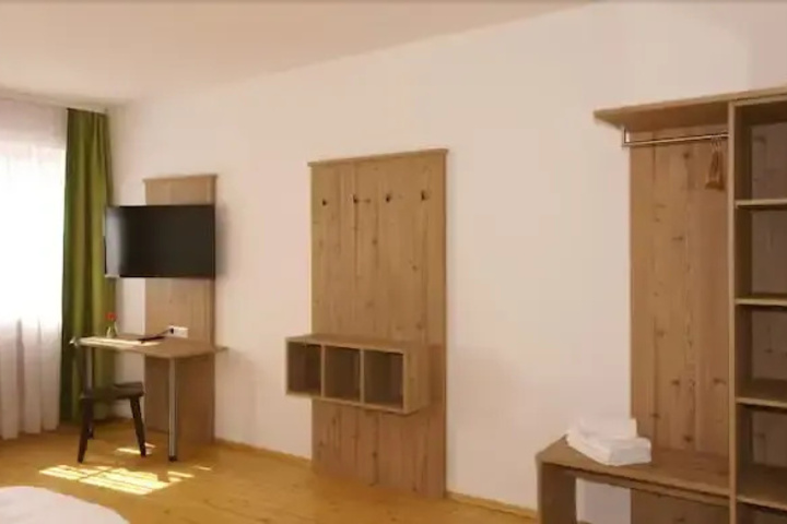 Room 6 of 11