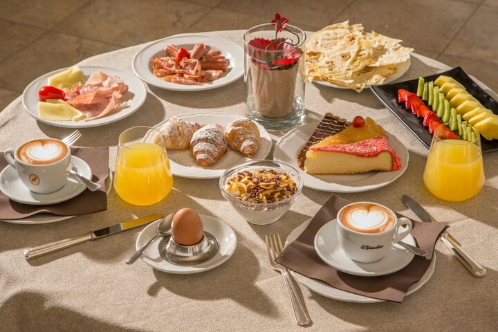 Breakfast/Coffee Service 50 of 82