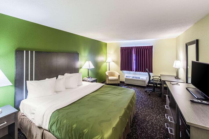 1 Queen Bed Accessible (2 of 5)
