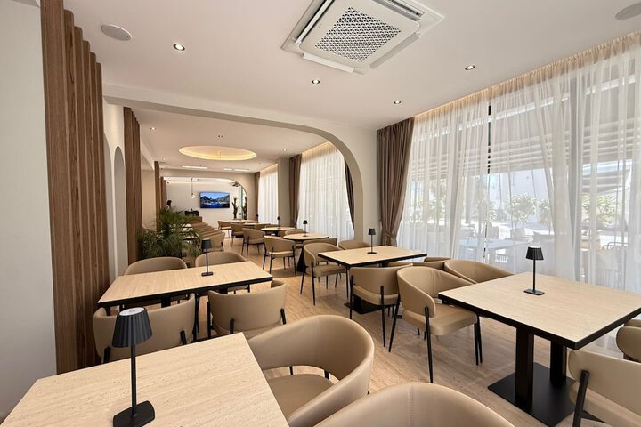 Lounge 80 of 93