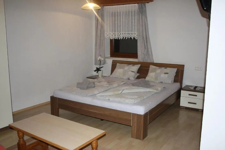 Room 4 of 7