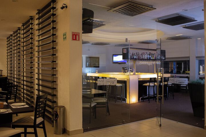 Lounge 16 of 17