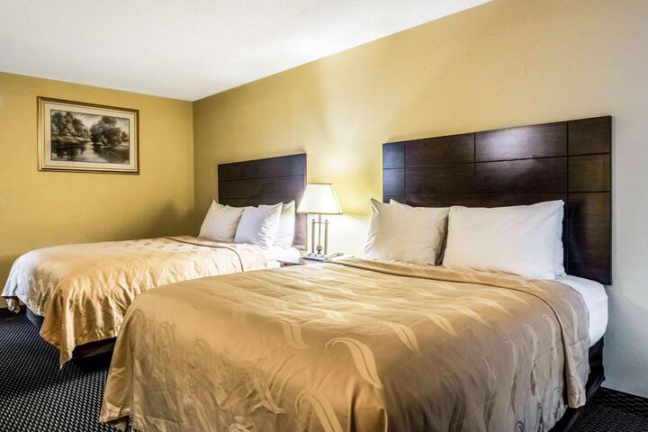 2 Queen Beds (2 of 4)