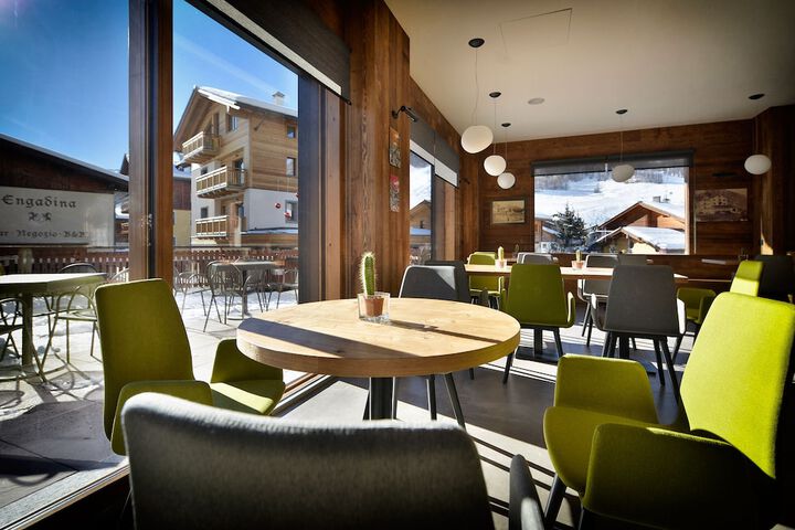 Lounge 60 of 77