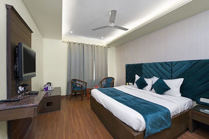 Room 8 of 10