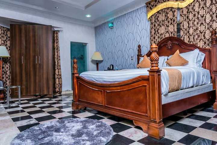 Room 17 of 40